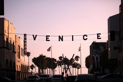 Destinasi Wisata Populer di Amerika - Pantai Venice